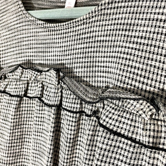 LC Lauren Conrad Ruffle Cold-Shoulder Top NWOT - Picture 2 of 7